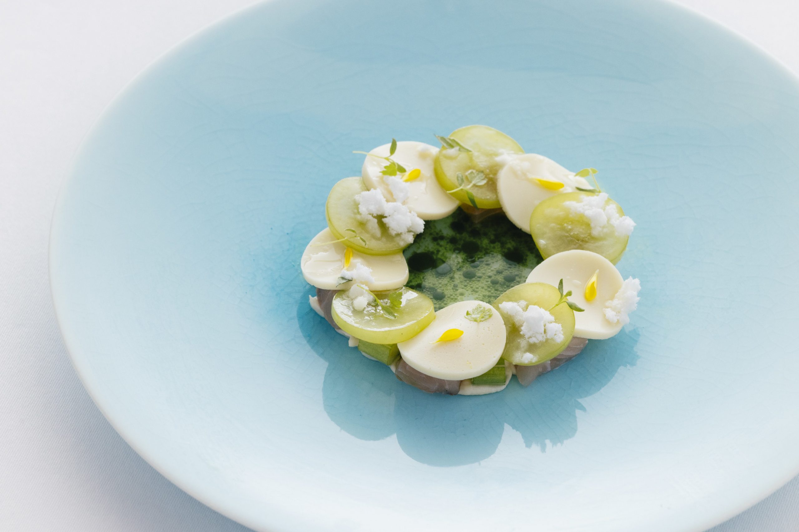 鯉魚。 課程開胃菜示例